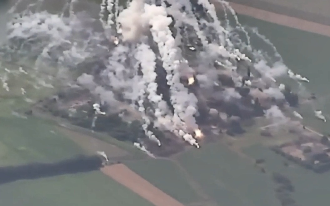 Khoảnh khắc tên lửa Iskander của Nga đánh trúng tổ hợp S-300 của Ukraine